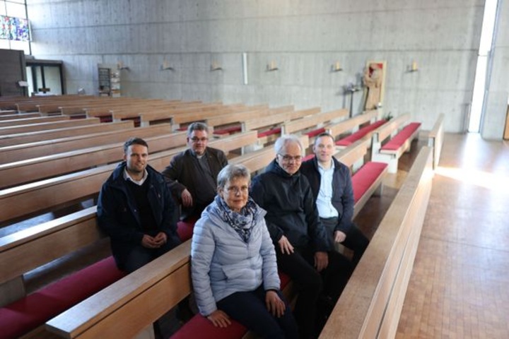 Freuen sich über die neue Sitzheizung (von links): Maximilian Braun, Klimaschutzmanager beim Bistum Würzburg, Dekan Simon Mayer, Kirchenpflegerin Maritta Sommer-Fröhlich, Architekt Burkhard Falkenberg von der Abteilung Bau des Bistums Würzburg und Bernd Wolfrum von der Abteilung Liegenschaften des Bistums.