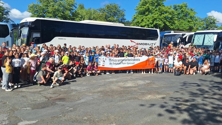 Gruppenfoto vom Ministrantenausflug 2025 nach Geiselwind