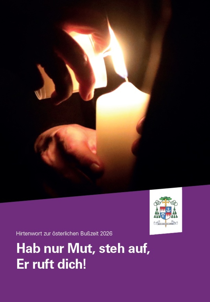 Entzünden von Kerzen in der Osternacht
