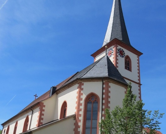 Außenansicht der Pfarrkirche Mariä Himmelfahrt und St. Ägidius, Altbessingen
