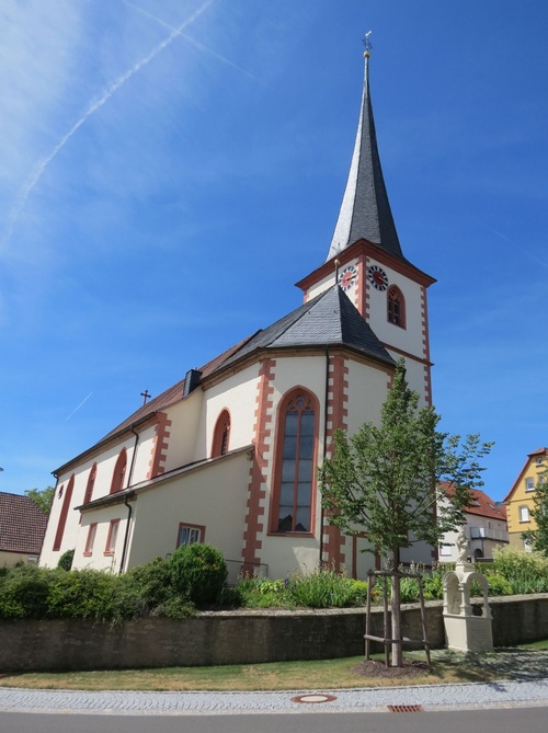 Außenansicht der Pfarrkirche Mariä Himmelfahrt und St. Ägidius, Altbessingen
