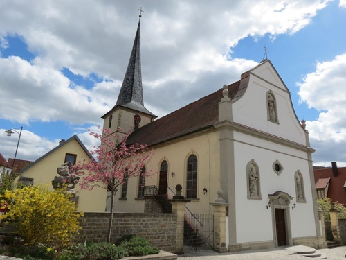 Außenansicht der Pfarrkirche St. Markus und St. Ulrich, Müdesheim Außenansicht der Pfarrkirche St. Markus und St. Ulrich, Müdesheim