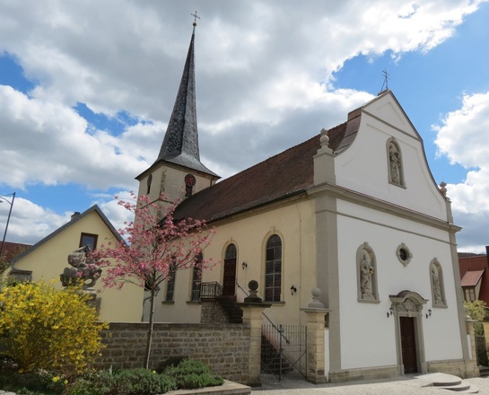 Außenansicht der Pfarrkirche St. Markus und St. Ulrich, Müdesheim Außenansicht der Pfarrkirche St. Markus und St. Ulrich, Müdesheim