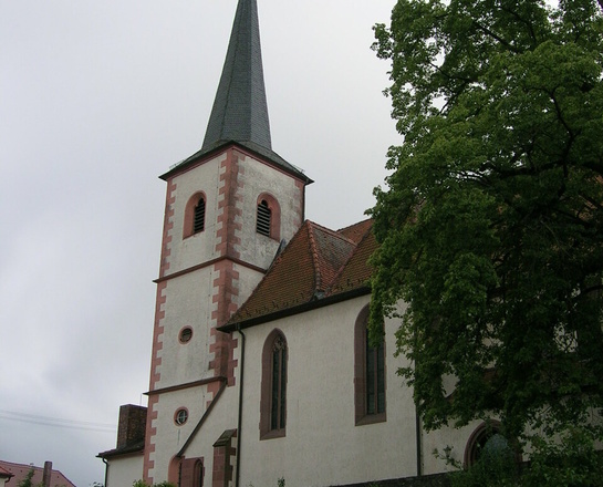 Außenansicht der Pfarrkirche Mariä Himmelfahrt, Wiesenfeld