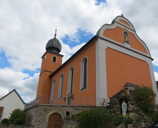 Außenansicht der Filialkirche St. Johannes, Reuchelheim Außenansicht der Filialkirche St. Johannes, Reuchelheim