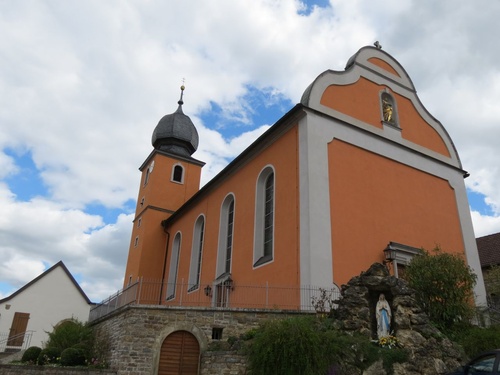Außenansicht der Filialkirche St. Johannes, Reuchelheim