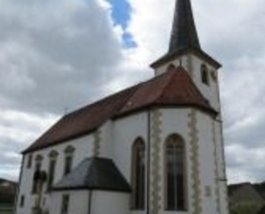 Außenansicht der Pfarrkirche St. Laurentius, Binsfeld