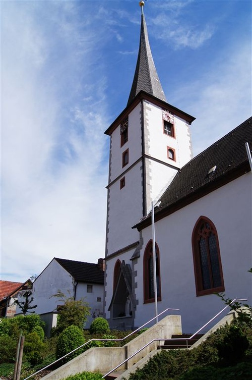 Außenansicht der Pfarrkirche St. Nikolaus Bühler 